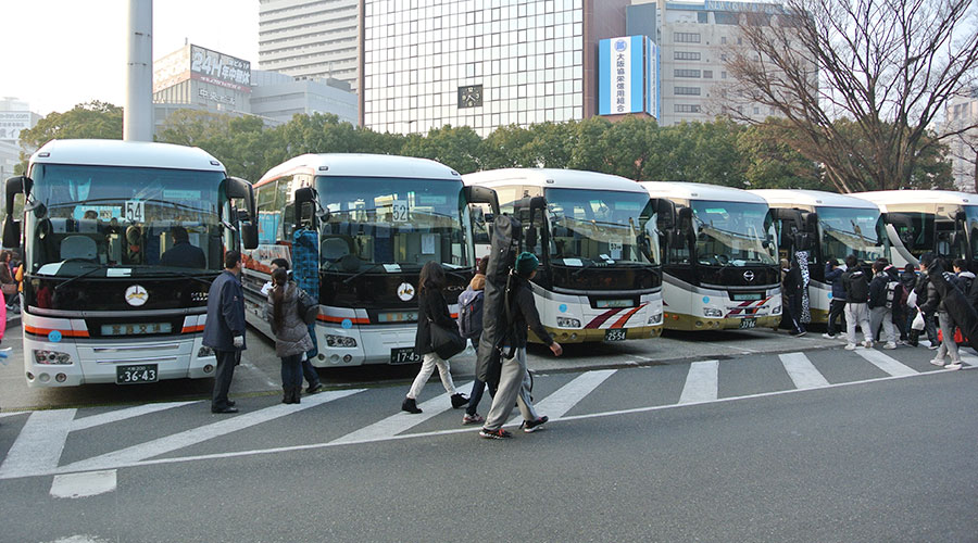 集合場所に並ぶツアーバス