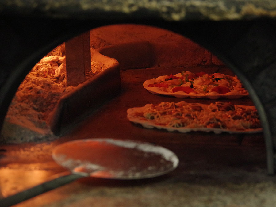 窯の中で焼きあがるピザ